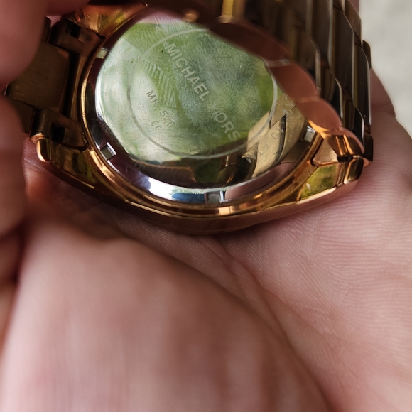 Michael Kors watch LIKE NEW (gold) - Picture 4 of 4
